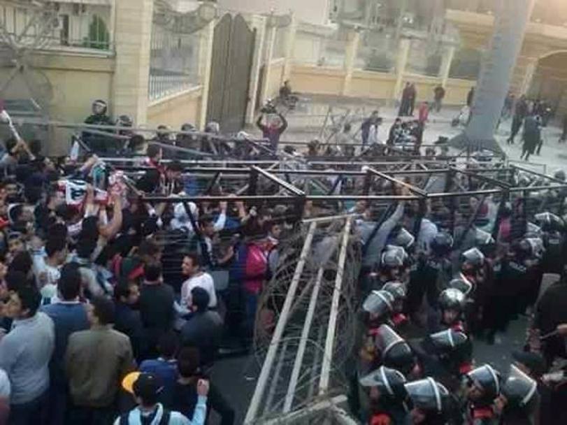 Un momento degli scontri fra i tifosi dello Zamalek e la polizia
